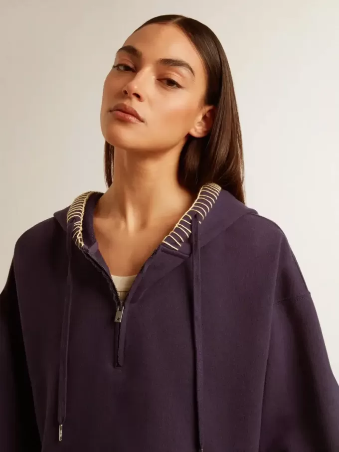 Felpa corta blu scuro con chiusura a zip e cappuccio ricamato