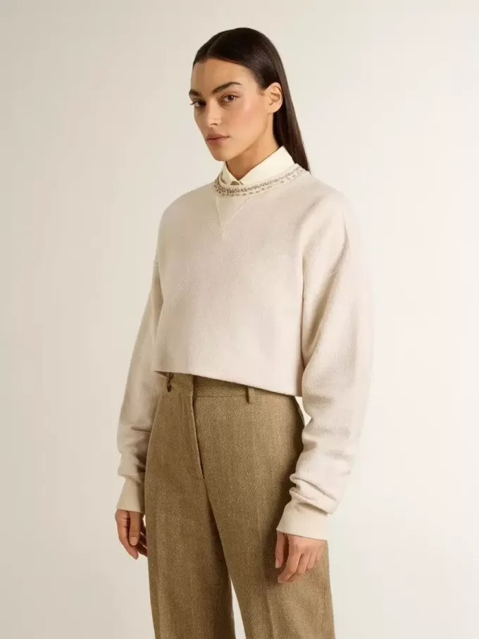 Felpa corta da donna in cotone color crema con cristalli sul davanti