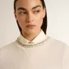 Felpa corta da donna in cotone color crema con cristalli sul davanti
