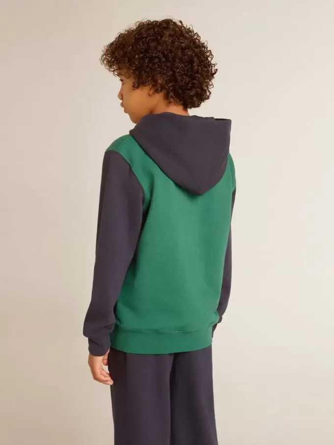 Felpa verde e blu con cappuccio e stampa per bambino Felpa verde e blu con cappuccio e stampa per bambino