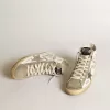 Francy da donna con inserti in pelle scamosciata grigio tortora e scritte all-over Francy da donna con inserti in pelle scamosciata grigio tortora e scritte all-over