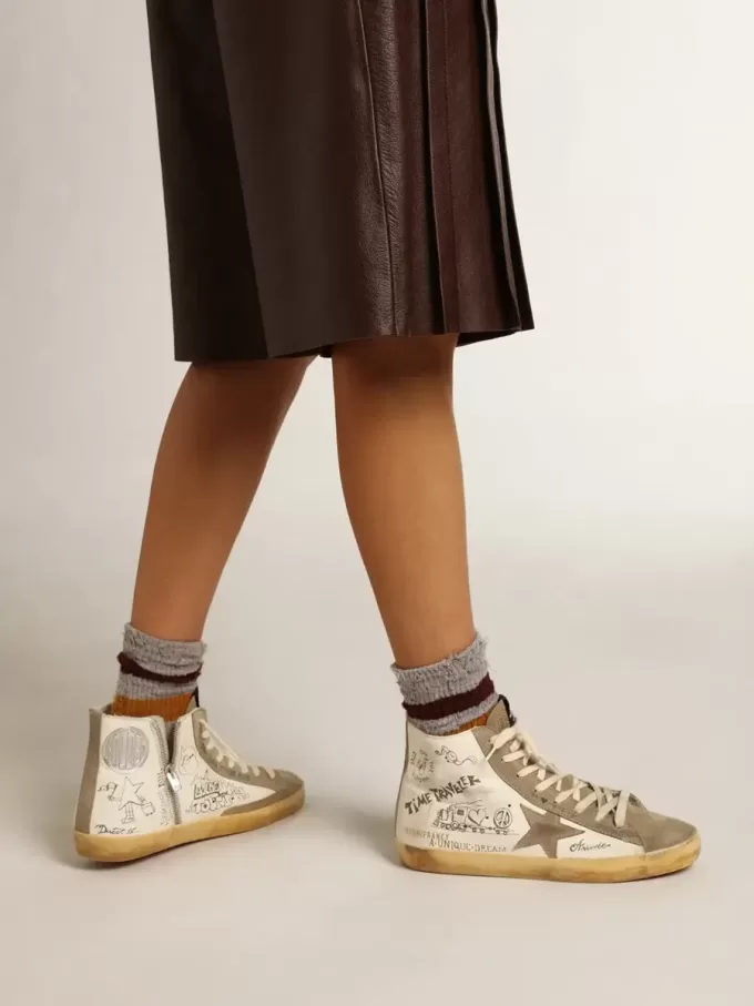 Francy da donna con inserti in pelle scamosciata grigio tortora e scritte all-over Francy da donna con inserti in pelle scamosciata grigio tortora e scritte all-over