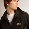 Giacca a vento da uomo con logo bianco a contrasto e stella Giacca a vento da uomo con logo bianco a contrasto e stella