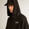 Giacca a vento nera con cappuccio Giacca a vento nera con cappuccio