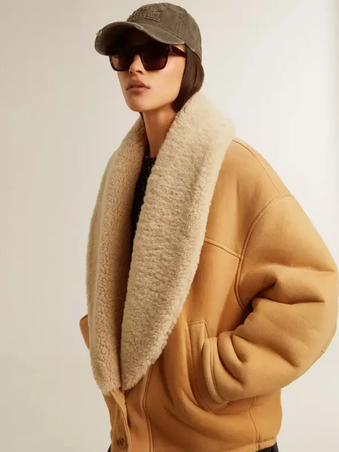 Giacca da donna in pelle di montone con ampio collo a scialle in shearling