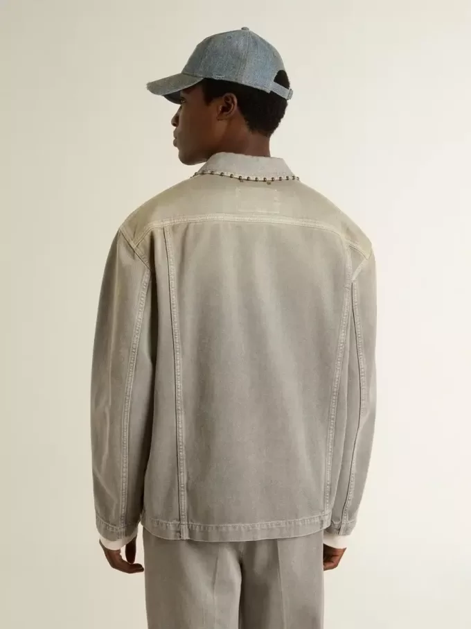 Giacca da uomo in denim grigio con borchie