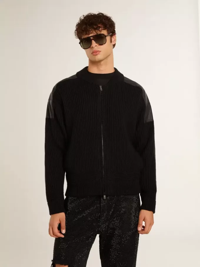 Giacca da uomo in lana merino nera con toppe in pelle Giacca da uomo in lana merino nera con toppe in pelle