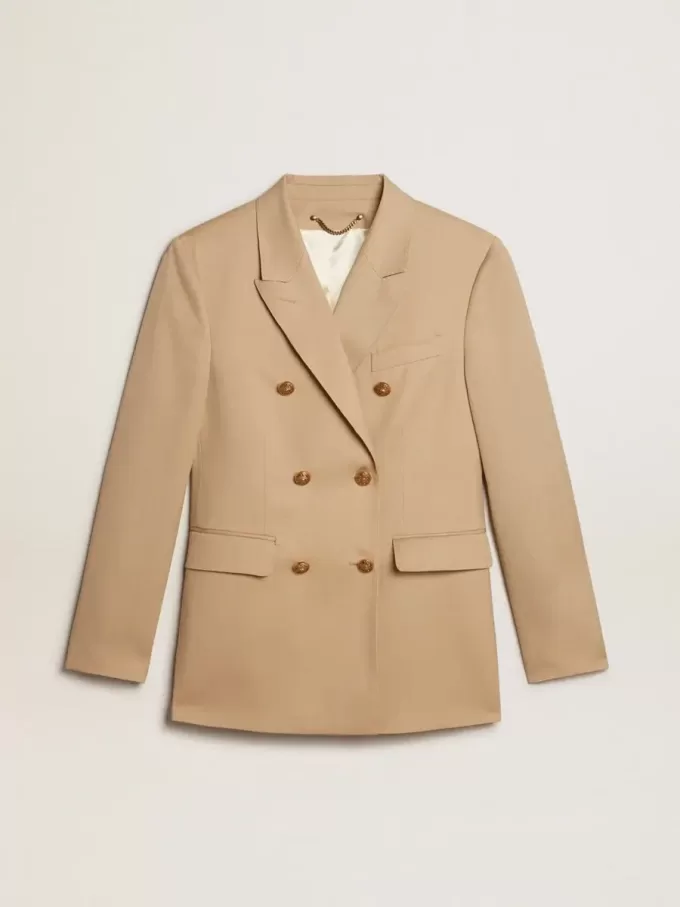 Giacca doppiopetto da donna color sabbia con bottoni araldici dorati Giacca doppiopetto da donna color sabbia con bottoni araldici dorati
