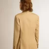 Giacca doppiopetto da donna color sabbia con bottoni araldici dorati Giacca doppiopetto da donna color sabbia con bottoni araldici dorati
