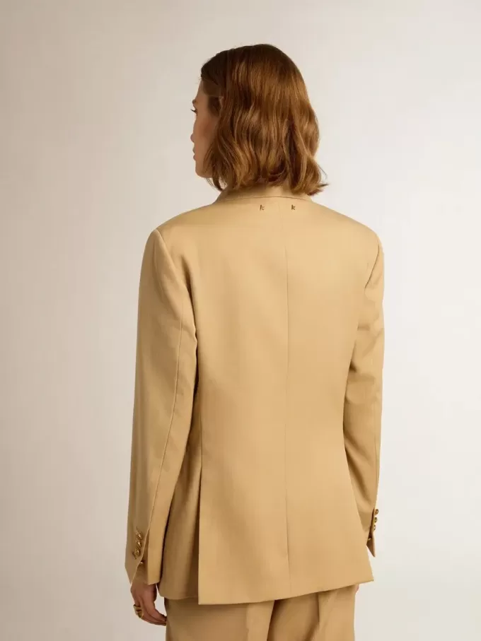 Giacca doppiopetto da donna color sabbia con bottoni araldici dorati Giacca doppiopetto da donna color sabbia con bottoni araldici dorati