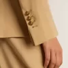 Giacca doppiopetto da donna color sabbia con bottoni araldici dorati Giacca doppiopetto da donna color sabbia con bottoni araldici dorati