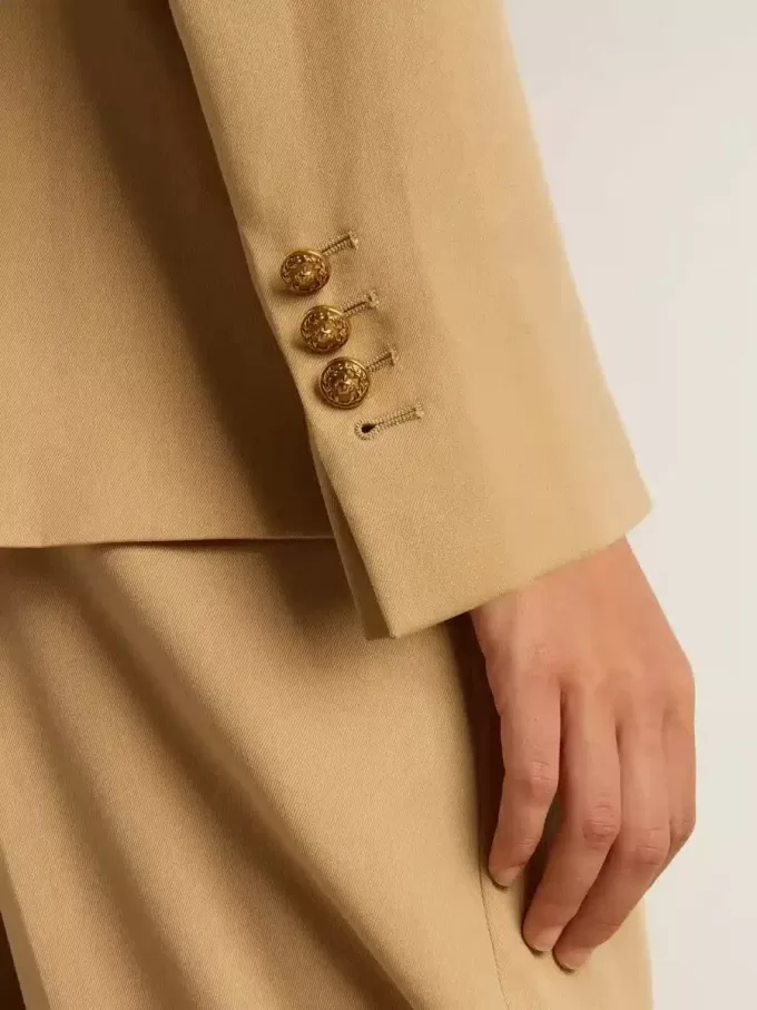 Giacca doppiopetto da donna color sabbia con bottoni araldici dorati Giacca doppiopetto da donna color sabbia con bottoni araldici dorati