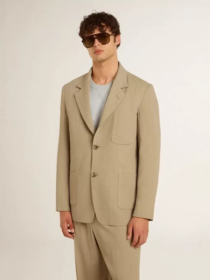 Giacca monopetto da uomo beige gessata con vestibilità oversize Giacca monopetto da uomo beige gessata con vestibilità oversize