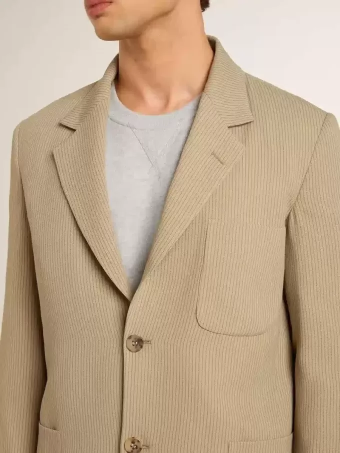 Giacca monopetto da uomo beige gessata con vestibilità oversize Giacca monopetto da uomo beige gessata con vestibilità oversize