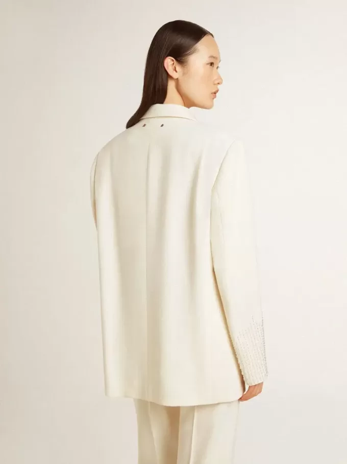 Giacca oversize monopetto bianca con effetto seta e ricami