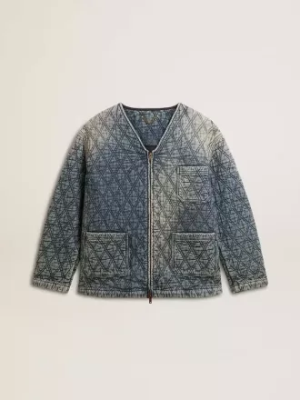 Giacca trapuntata da donna in denim di cotone blu con finitura effetto consumato Giacca trapuntata da donna in denim di cotone blu con finitura effetto consumato