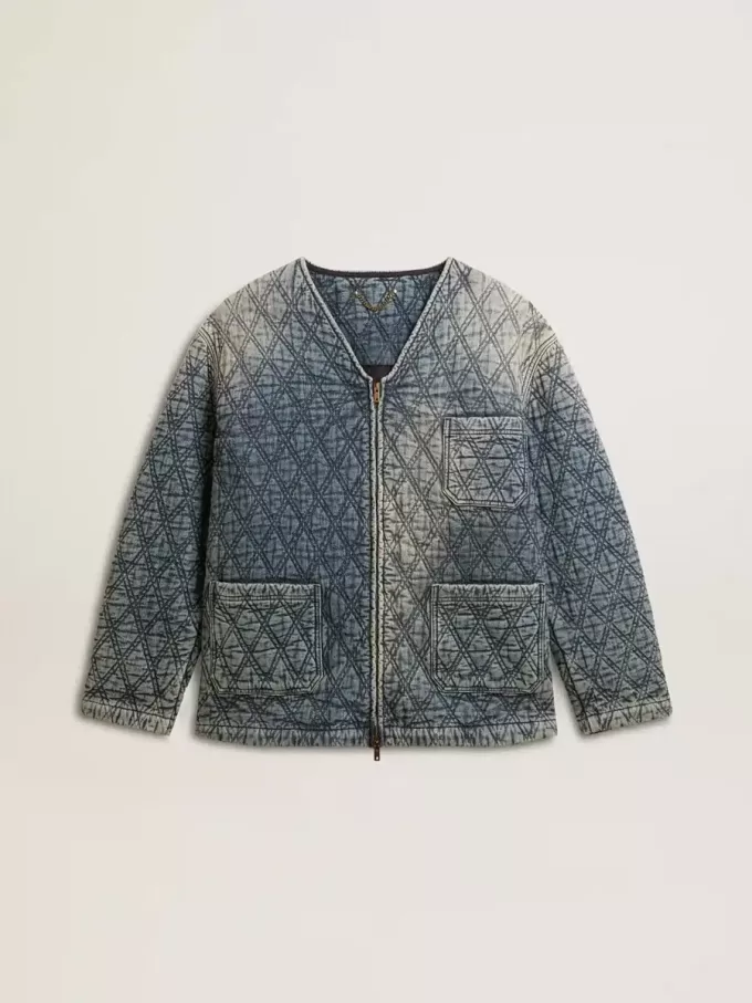 Giacca trapuntata da donna in denim di cotone blu con finitura effetto consumato Giacca trapuntata da donna in denim di cotone blu con finitura effetto consumato