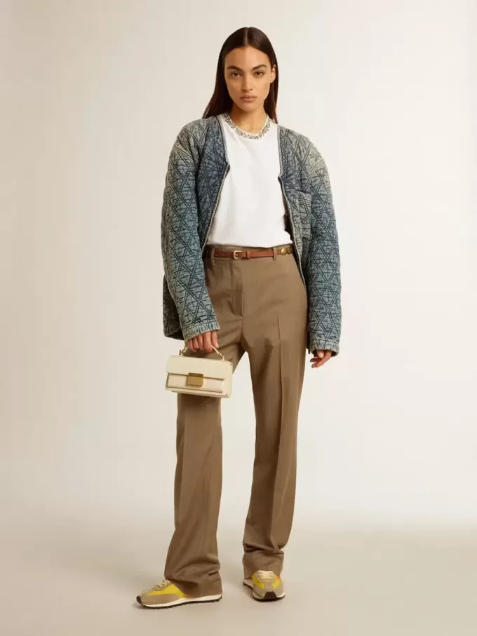 Giacca trapuntata da donna in denim di cotone blu con finitura effetto consumato Giacca trapuntata da donna in denim di cotone blu con finitura effetto consumato