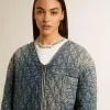 Giacca trapuntata da donna in denim di cotone blu con finitura effetto consumato Giacca trapuntata da donna in denim di cotone blu con finitura effetto consumato