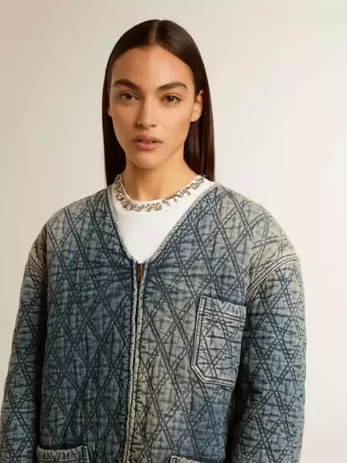 Giacca trapuntata da donna in denim di cotone blu con finitura effetto consumato Giacca trapuntata da donna in denim di cotone blu con finitura effetto consumato