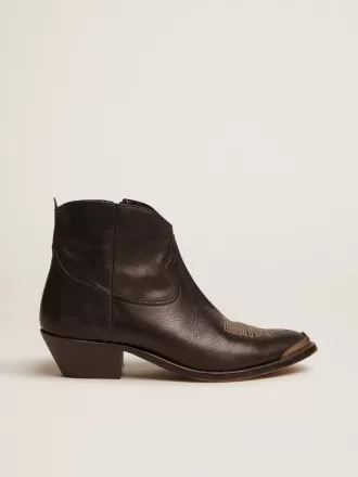 Giovani stivaletti in pelle nera con ricami color sabbia
