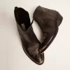 Giovani stivaletti in pelle nera con ricami color sabbia