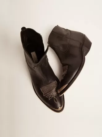 Giovani stivaletti in pelle nera con ricami color sabbia