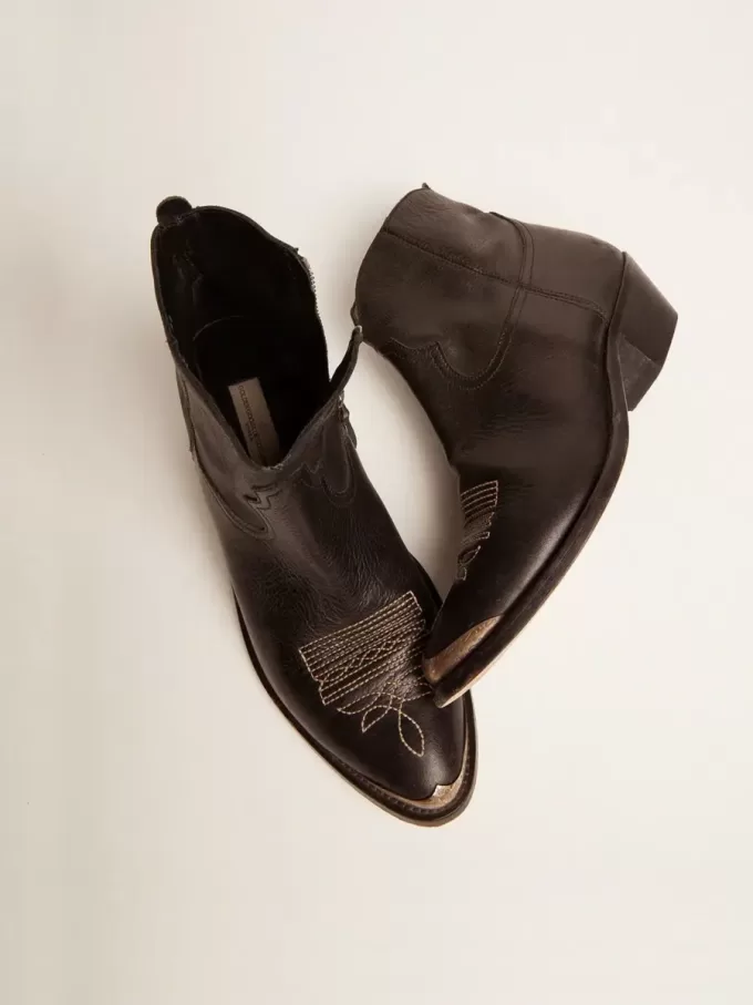 Giovani stivaletti in pelle nera con ricami color sabbia