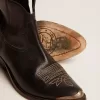 Giovani stivaletti in pelle nera con ricami color sabbia