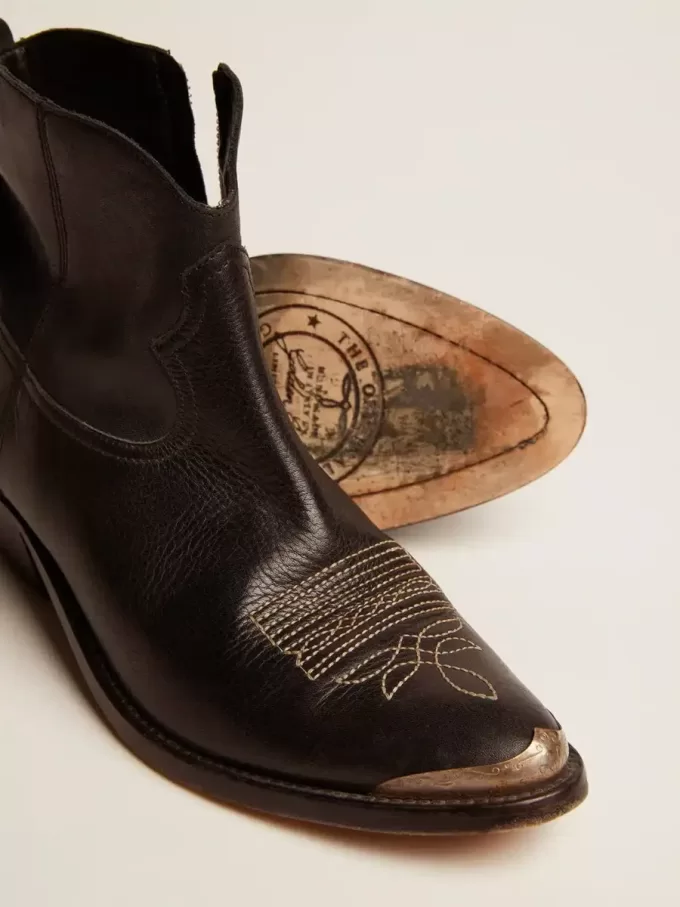 Giovani stivaletti in pelle nera con ricami color sabbia
