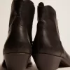 Giovani stivaletti in pelle nera con ricami color sabbia
