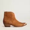 Giovani stivaletti in pelle scamosciata color cognac Giovani stivaletti in pelle scamosciata color cognac