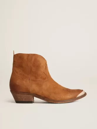 Giovani stivaletti in pelle scamosciata color cognac Giovani stivaletti in pelle scamosciata color cognac