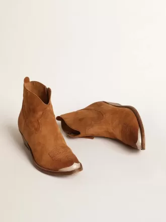 Giovani stivaletti in pelle scamosciata color cognac Giovani stivaletti in pelle scamosciata color cognac