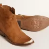 Giovani stivaletti in pelle scamosciata color cognac Giovani stivaletti in pelle scamosciata color cognac