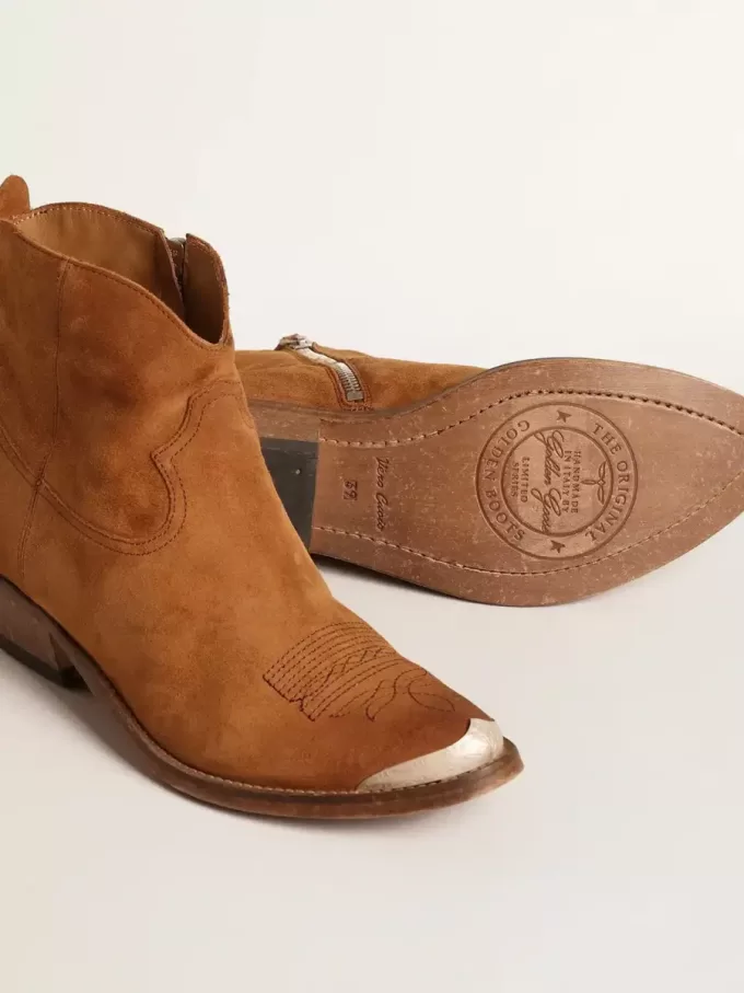 Giovani stivaletti in pelle scamosciata color cognac Giovani stivaletti in pelle scamosciata color cognac