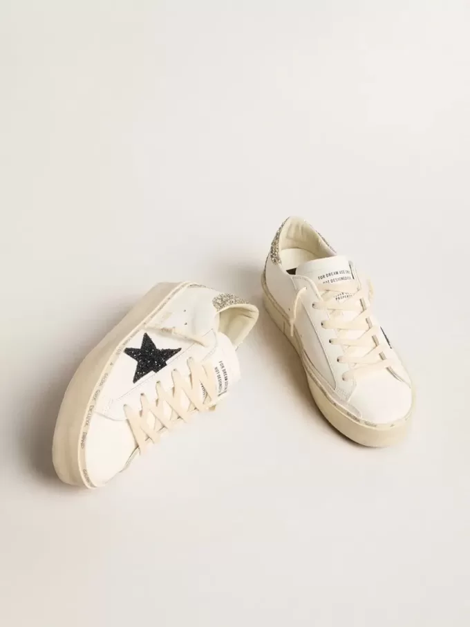 Hi Star da donna con stella blu glitterata e linguetta sul tallone con glitter platino Hi Star da donna con stella blu glitterata e linguetta sul tallone con glitter platino