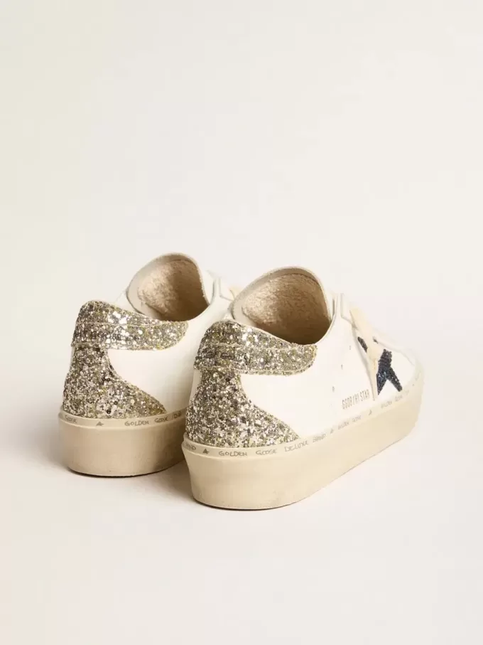 Hi Star da donna con stella blu glitterata e linguetta sul tallone con glitter platino Hi Star da donna con stella blu glitterata e linguetta sul tallone con glitter platino