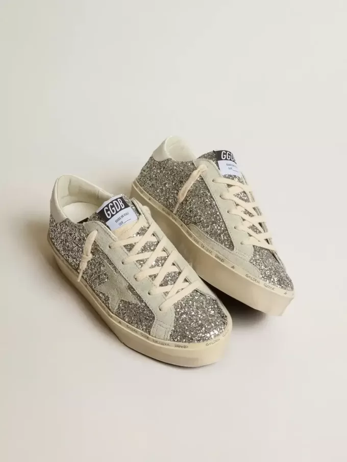 Hi Star da donna in glitter argento con stella in pelle scamosciata e linguetta bianca sul tallone Hi Star da donna in glitter argento con stella in pelle scamosciata e linguetta bianca sul tallone