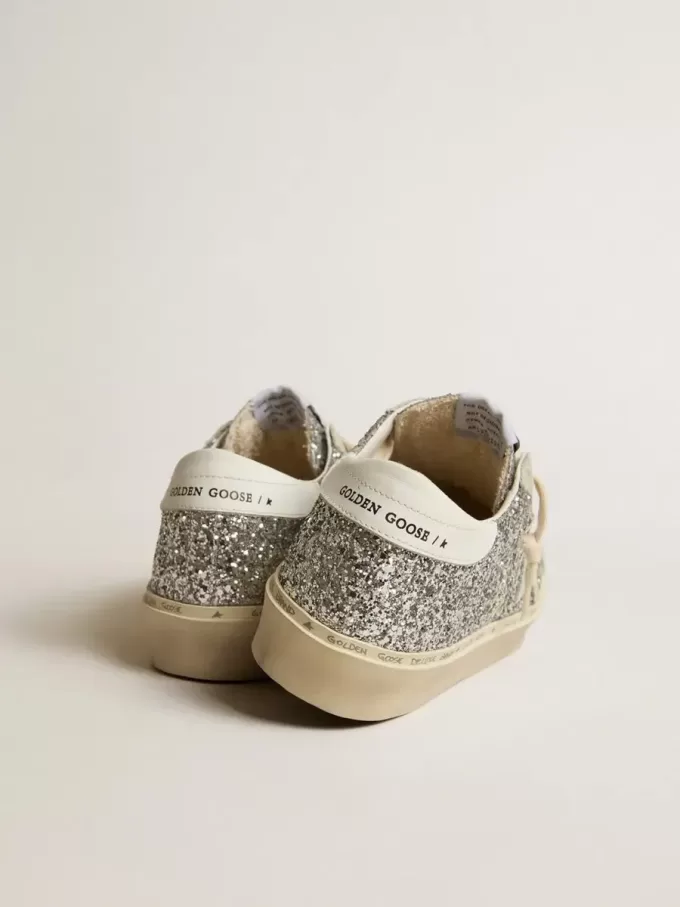 Hi Star da donna in glitter argento con stella in pelle scamosciata e linguetta bianca sul tallone Hi Star da donna in glitter argento con stella in pelle scamosciata e linguetta bianca sul tallone