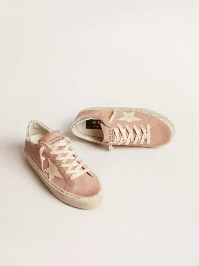 Hi Star da donna in pelle scamosciata rosa con stella color crema e linguetta sul tallone in pelle argentata Hi Star da donna in pelle scamosciata rosa con stella color crema e linguetta sul tallone in pelle argentata