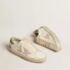 Hi Star in pelle bianca con stella in pelle scamosciata rosa e tallone con glitter rosa Hi Star in pelle bianca con stella in pelle scamosciata rosa e tallone con glitter rosa