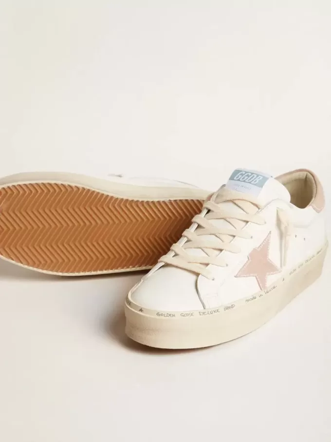 Hi Star LTD da donna con stella in pelle scamosciata rosa antico e linguetta sul tallone con perle Hi Star LTD da donna con stella in pelle scamosciata rosa antico e linguetta sul tallone con perle