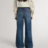 Jeans bootcut da bambina con lavaggio medio e ricami