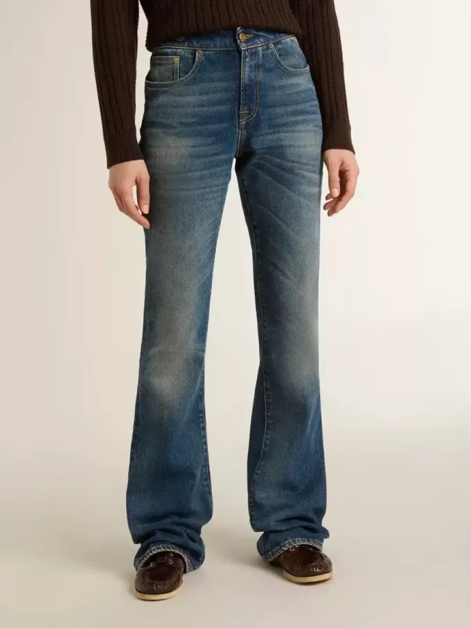 Jeans bootcut da donna con lavaggio vintage e dettagli metallici