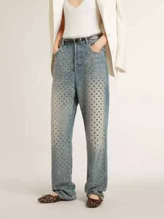 Jeans da donna lavati con occhielli su tutta la superficie