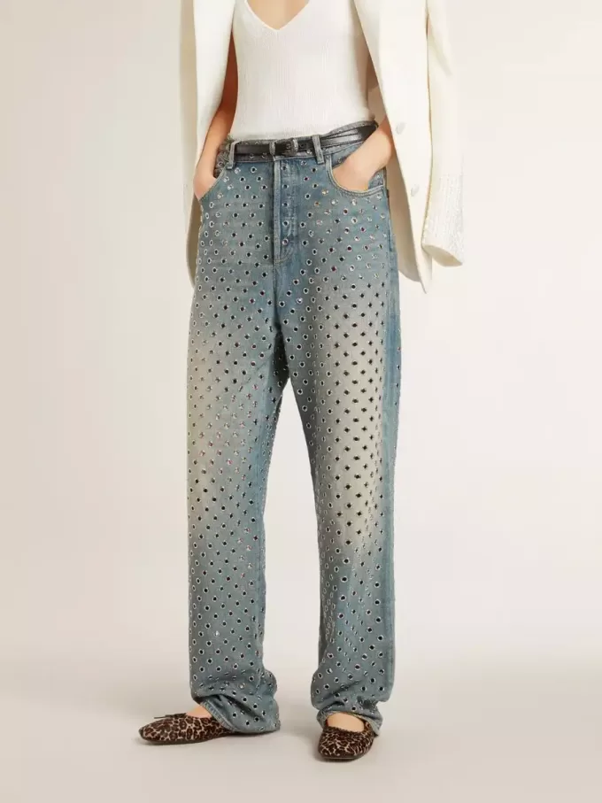 Jeans da donna lavati con occhielli su tutta la superficie
