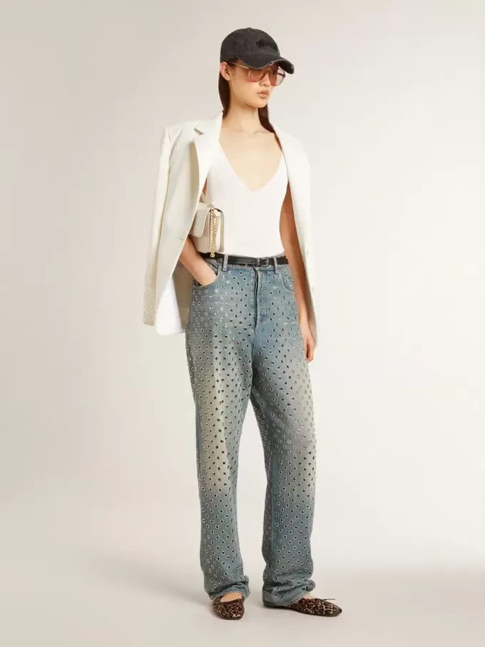 Jeans da donna lavati con occhielli su tutta la superficie
