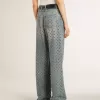 Jeans da donna lavati con occhielli su tutta la superficie