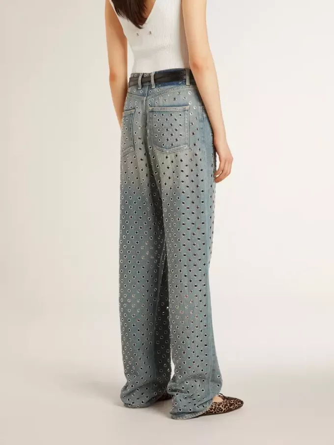 Jeans da donna lavati con occhielli su tutta la superficie